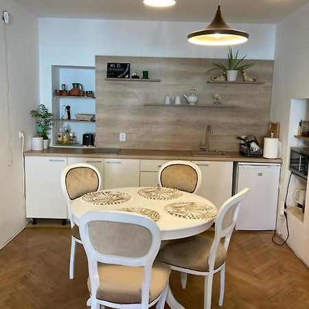 Valentina'S Apartment In City Center Брашов Экстерьер фото